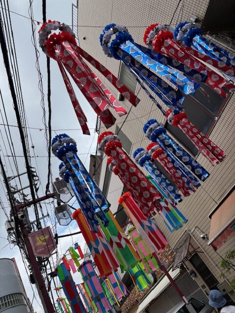 色とりどりの七夕飾りが吊るされています